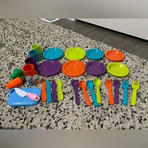 Play kitchen dish set